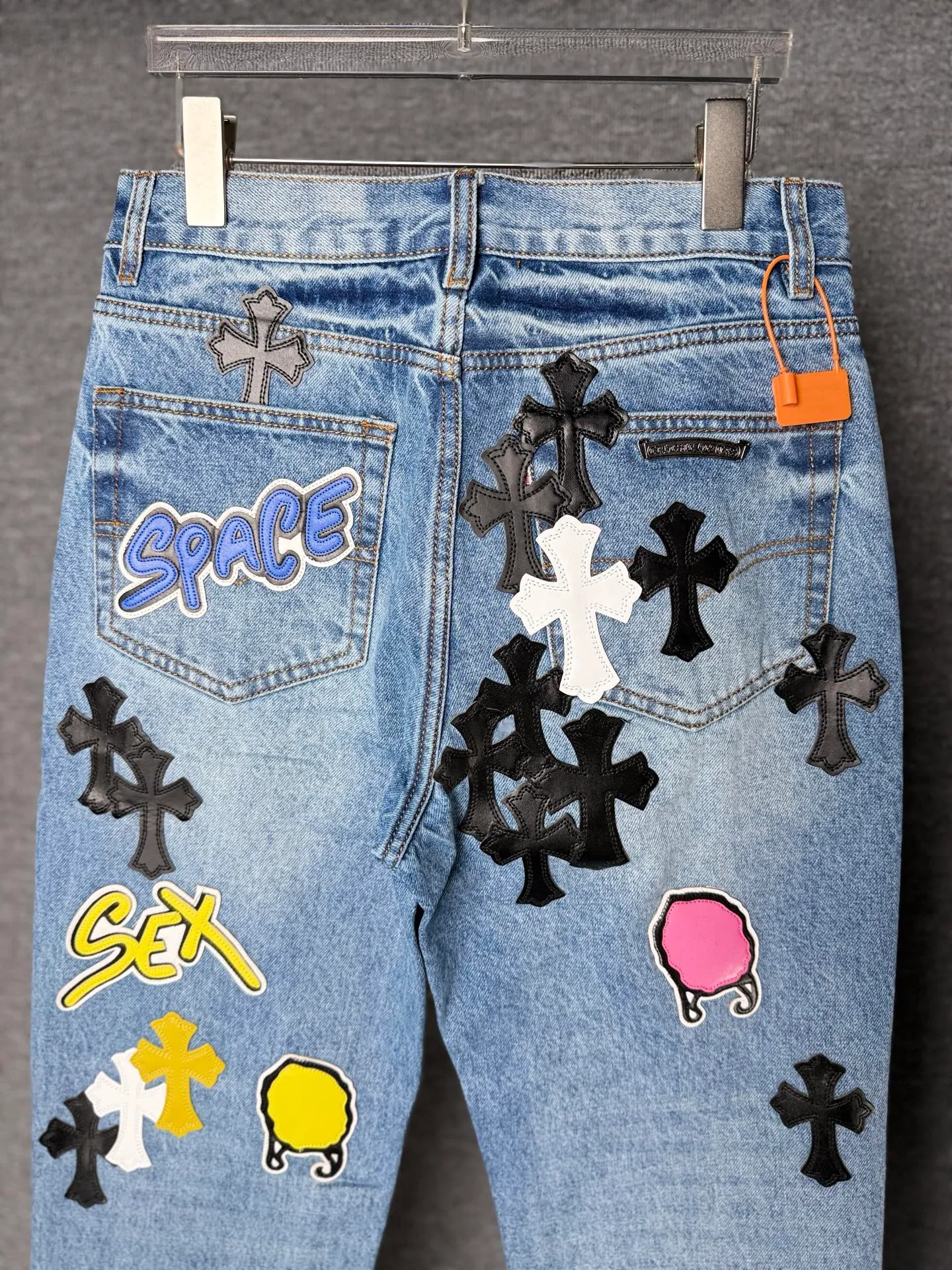 P326 💰 (Heavy Industry Top Version) Chrome Hearts Sex Octopus 🐙Multiple logo elements spliced ​​washed jeans to truly restore the ultimate texture of Vintage. Three-dimensional version. Loose and comfortable, not picky about the figure. Makes taller and slimmer. Factory Seiko. Original factory quality control. Same style for men and women. Can be matched with couples. Versatile recommendation. Must-have jeans for all seasons. Fashionistas have been disappointed. From the quality selection of fabrics, the tailoring of details, and the matching of patterns, they are all impeccable! The upper body is so handsome when worn...it can be easily worn by men, women and children! The craftsmanship is made of heavy-duty washed pure cotton denim fabric. After washing, it is soft and thick and looks very stylish when worn. Color: blue Size: 28-30-32-34-36 (corresponding to S-M-L-XL-XXL)